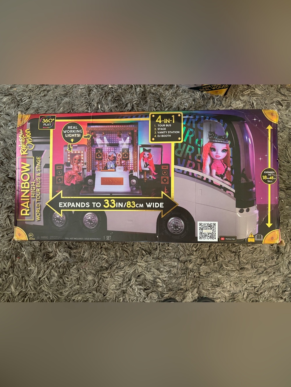 RAINBOW HIGH RAINBOW VISION WORLD TOUR BUS & STAGE. 4-IN-1 LIGHT-UP PLAY DELUXE